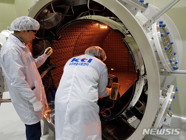 [진주=뉴시스] KTL, 우주부품시험센터 열진공챔버 시험평가 장면.