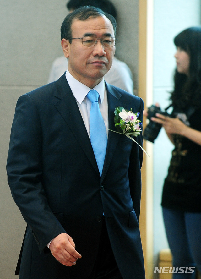 [서울=뉴시스]서재훈 기자 = 지난 2011년 8월12일 서울 서초구 대검찰청 강당에서 취임식이 열린 가운데 한상대 검찰총장이 식장으로 들어서고 있다. 2011.08.12 jhseo@newsis.com