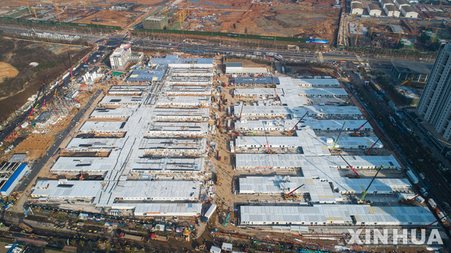  [우한=신화/뉴시스]4일(현지시간) 중국 후베이성 우한에 신종 코로나바이러스 감염증(우한 폐렴) 환자들을 위한 레이선산 임시 병원이 건설되고 있다. 지난 3일 가동에 들어간 훠선산 병원에 이어 1500병상 규모의 레이선산 병원은 6일부터 가동하는 것으로 알려졌다. 2020.02.05.&nbsp; 