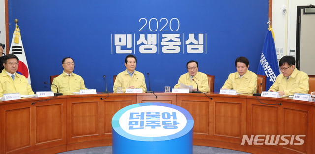 [서울=뉴시스] 고승민 기자 = 이해찬(오른쪽 세번째) 더불어민주당 대표가 5일 서울 여의도 국회에서 신종 코로나 바이러스 관련 대응을 안건으로 열린 제2차 고위당정협의회에서 발언하고 있다. 2020.02.05.&nbsp;&nbsp; kkssmm99@newsis.com 