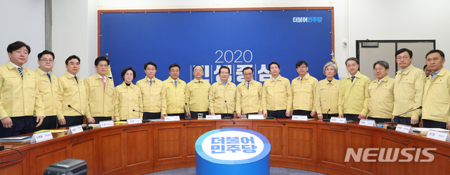 [서울=뉴시스] 고승민 기자 = 정세균(가운데) 국무총리, 이해찬(가운데 오른쪽) 더불어민주당 대표, 김상조(가운데 오른쪽 세 번째) 청와대 정책실장 비롯한 당정청 관계자들이 5일 서울 여의도 국회에서 신종 코로나 바이러스 관련 대응을 안건으로 열린 제2차 고위당정협의회에 참석해 기념촬영을 하고 있다. 2020.02.05.&nbsp;&nbsp; kkssmm99@newsis.com