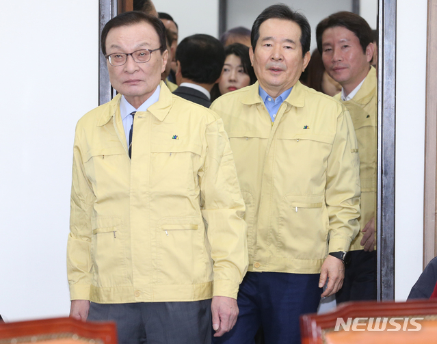 [서울=뉴시스]김명원 기자 = 이해찬 더불어민주당 대표와 정세균 국무총리 등 참석자들이 5일 오전 서울 여의도 국회 더불어민주당 회의실에서 열린 신종 코로나 바이러스 관련 대응 제2차 고위당정협의회에 참석하고 있다. 2020.02.05.&nbsp; kmx1105@newsis.com
