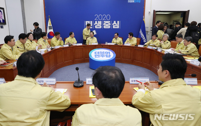 [서울=뉴시스] 고승민 기자 = 이해찬 민주당 대표와 정세균 총리, 김상조 청와대 정책실장 등 참석자들이 5일 서울 여의도 국회에서 신종 코로나 바이러스 관련 대응을 안건으로 열린 제2차 고위당정협의회에서 대화하고 있다. 2020.02.05. kkssmm99@newsis.com