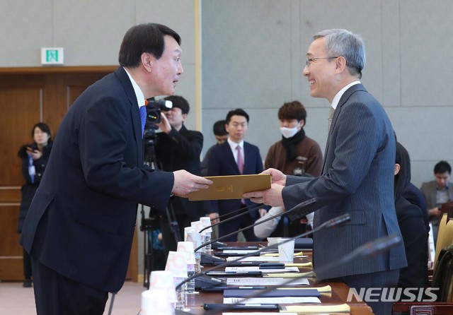 [서울=뉴시스]전신 기자 = 윤석열 검찰총장이 5일 서울 서초구 대검찰청에서 열린 검찰인권위원회 위촉식에 참석해 강일원 위원장에게 위촉장을 수여하고 있다. 2020.02.05.&nbsp; photo1006@newsis.com