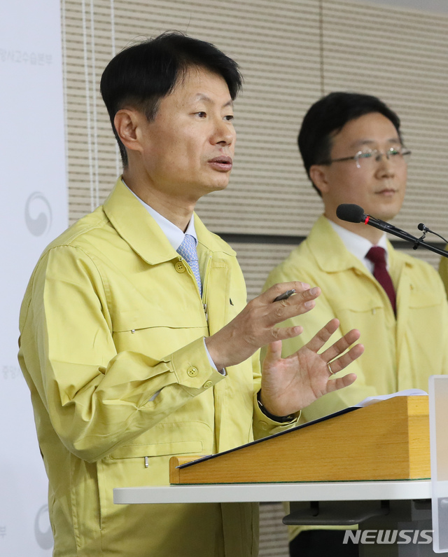 [세종=뉴시스]강종민 기자 = 김강립 중앙사고수습본부 부본부장이 5일 오전 정부세종청사에서 신종 코로나바이러스 감염증(우한 폐렴) 대응 현황과 추가 확진 환자 발생 상황 등을 브리핑 하고 있다. 2020.02.05.&nbsp;&nbsp; ppkjm@newsis.com