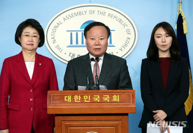 [서울=뉴시스] 고승민 기자 = 김재원 자유한국당 의원이 5일 서울 여의도 국회에서 2020 희망공약개발단 보건안전공약을 발표하고 있다. 2020.02.05.kkssmm99@newsis.com