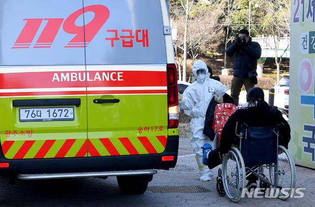 [광주=뉴시스] 신대희 기자 = 5일 신종 코로나 바이러스 감염증으로 임시 폐쇄된 광주 광산구 21세기 병원에서 한 환자가 질병관리본부의 안내를 받아 다른 병원으로 옮겨지고 있다. 2020.02.05.&nbsp; sdhdream@newsis.com 