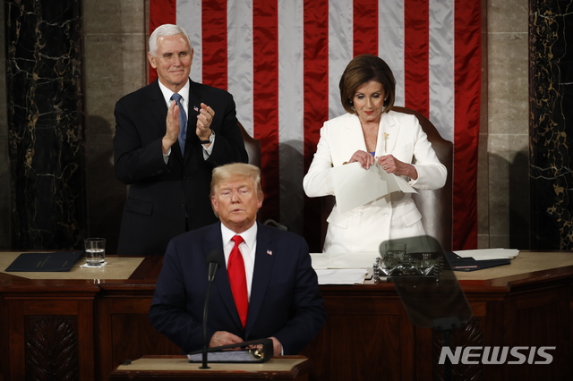 [워싱턴=AP/뉴시스] 도널드 트럼프 미국 대통령이 재집권 후 첫 국정연설( State of the Union)을 길게 하겠다고 예고한 가운데 어느 대통령이 의회에서 최장 연설을 했는지 관심이 쏠리고 있다. 사진은 낸시 펠로시(오른쪽) 당시 하원의장이 2020년 2월 4일 미 국회의사당에서 열린 트럼프 대통령의 국정연설 중 그의 연설문을 찢는 모습. 2026.02.25..