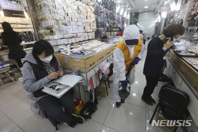 코로나19 의심환자 공문서 유출, 양산시청 공무원 입건 