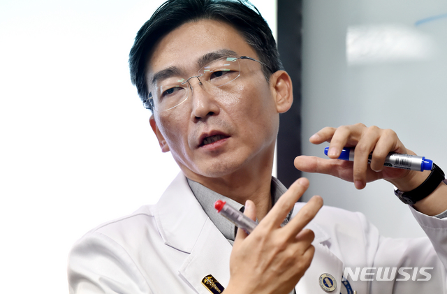 [수원=뉴시스] 김종택 기자 = 아주대병원과의 갈등으로 외상센터장을 사임한 이국종 교수가 5일 오전 경기 수원시 아주대병원에서 취재진에게 병상운영에 대해 설명하고 있다. 외상센터장에서 물러난 이 교수는 아주대병원 교수직을 유지하면서 환자 진료와 학생을 가르치는 의대 교수로서의 역활은 그대로 할 것으로 보인다. 2020.02.05. semail3778@naver.com