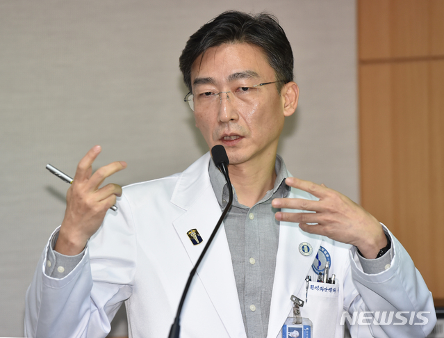 [수원=뉴시스] 김종택 기자 = 아주대병원과의 갈등으로 외상센터장을 사임한 이국종 교수가 5일 오전 경기 수원시 아주대병원에서 외상센터 운영에 대해 설명하고 있다. 2020.02.05. semail3778@naver.com