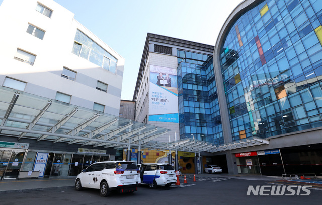 [고양=뉴시스] 이영환 기자 = 5일 오후 신종 코로나바이러스 감염증(우한 폐렴) 17번째 확진자가 입원한 경기 고양시 명지병원의 모습이 보이고 있다. 2020.02.05.&nbsp; 20hwan@newsis.com
