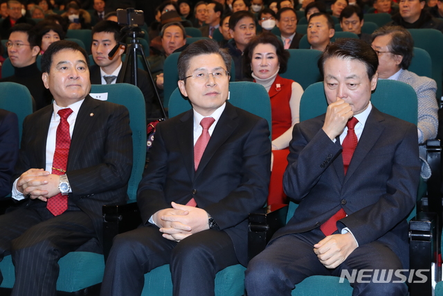 [서울=뉴시스] 고승민 기자 = 자유한국당 황교안 대표, 심재철 원내대표와 한선교 의원이 5일 서울 여의도 국회도서관에서 열린 미래한국당 중앙당 창당대회에 참석하고 있다. 2020.02.05.  kkssmm99@newsis.com