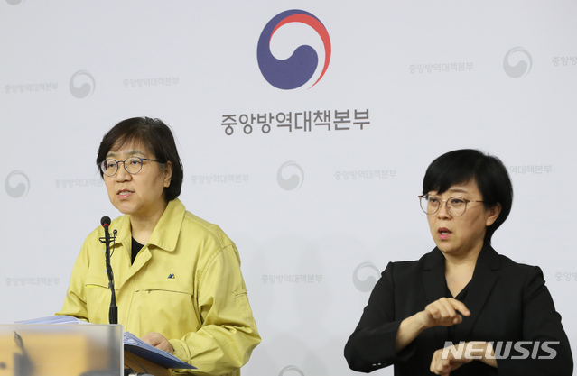 [세종=뉴시스]강종민 기자 = 정은경 중앙방역대책본부장(질병관리본부장)이 5일 오후 정부세종청사에서 신종 코로나바이러스 감염(우한 폐렴) 국내 발생현황 등을 브리핑 하고 있다. 2020.02.05.&nbsp; ppkjm@newsis.com