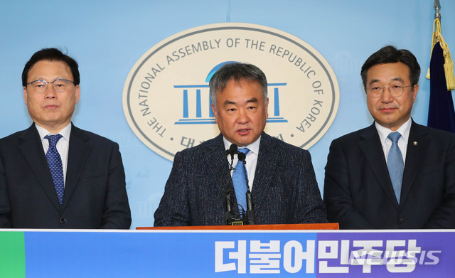 [서울=뉴시스] 장세영 기자 = 송재호 전 국가균형발전위원회 위원장이 5일 서울 여의도 국회 정론관에서 기자회견을 열고 더불어민주당 복당 선언을 하고 있다. 2020.02.05.&nbsp; photothink@newsis.com