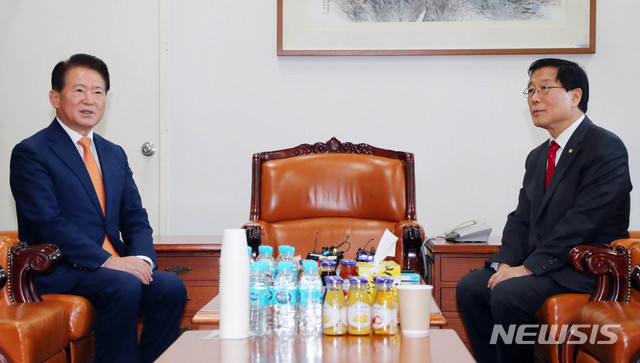 [서울=뉴시스] 장세영 기자 = 윤후덕(오른쪽) 더불어민주당 원내수석부대표와 김한표 자유한국당 원내수석부대표가 5일 서울 여의도 국회에서 민생법안 처리를 위한 2월 임시국회 의사일정을 논의하기 위해 만나 대화를 나누고 있다. 2020.02.05. photothink@newsis.com