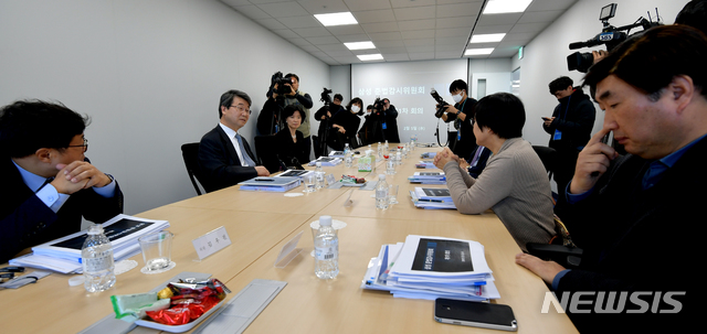 [서울=뉴시스]전신 기자 = 김지형 준법감시위원장을 비롯한 위원들이 5일 오후 서울 서초구 삼성생명 서초타워 사무실에서 열린 '준법감시위원회 제1차 회의'에 참석해 환담하고 있다. 2020.02.05.&nbsp; photo@newsis.com