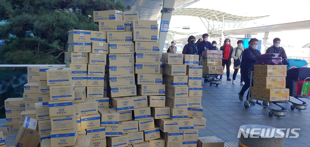 [인천공항=뉴시스]홍찬선 기자 = 신종 코로나바이러스 감염증(우한 폐렴) 여파로 마스크 품귀 현상이 이어지고 있는 5일 오후 인천국제공항 1터미널에서 마스크 상자가 쌓여 있다. 2020.02.05.mania@newsis.com 