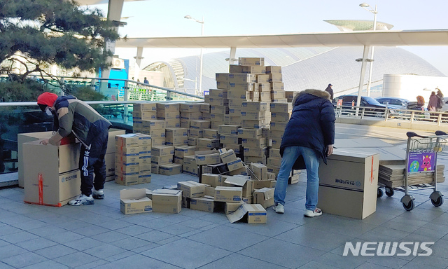 [인천공항=뉴시스]홍찬선 기자 = 신종 코로나바이러스 감염증(우한 폐렴) 여파로 마스크 품귀 현상이 이어지고 있는 5일 오후 인천국제공항 1터미널에서 중국인으로 보이는 남성 2명이 마스크 제품(180박스)을 가져가기 위해 택배회사 상자로 옮겨 담고 있다. 2020.02.05.mania@newsis.com