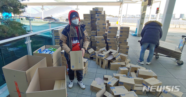 [인천공항=뉴시스]홍찬선 기자 = 신종 코로나바이러스 감염증(우한 폐렴) 여파로 마스크 품귀 현상이 이어지고 있는 5일 오후 인천국제공항 1터미널에서 중국인으로 보이는 남성 2명이 마스크 제품(180박스)을 가져가기 위해 택배회사 상자로 옮겨 담고 있다. 2020.02.05.mania@newsis.com