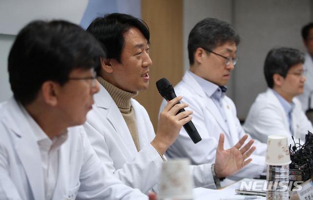 [서울=뉴시스]박미소 기자 = 신종 코로나바이러스 감염증(우한폐렴) 2번환자가 국내 확진자 중 처음으로 퇴원한 5일 오후 서울 중구 국립중앙의료원 연구동에서 열린 '2번 환자 퇴원 및 13번 환자 임상 경과와 관련한 기자회견'에서 진범식(왼쪽 두번째) 국립중앙의료원 감염내과 전문의가 발언하고 있다. 왼쪽부터 정기현 국립중앙의료원장, 진범식 국립중앙의료원 감염내과 전문의, 김진용 인천의료원 감염내과 전문의, 방지환 국립중앙의료원 중앙감염병 병원운영센터장. 2020.02.05.&nbsp; misocamera@newsis.com