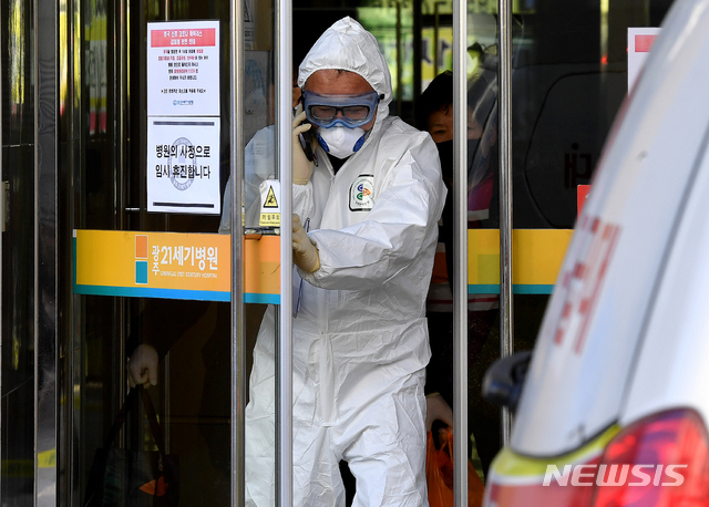 [광주=뉴시스] 신대희 기자 = 신종 코로나바이러스 감염증에 걸린 16·18번째 확진자 모녀가 입원 치료를 받은 광주21세기병원에서 5일 환자들이 광주소방학교 생활실로 이동했다. 해당 환자들은 모녀가 입원한 병동 3층과 다른 층 병실에 입원해 있었고, 위험도가 비교적 낮다고 판단돼 소방학교 생활실 1인실에 격리된다. 환자 이송 중 질병관리본부 중앙역학조사관이 업무상 통화를 하고 있다. 2020.02.05. sdhdream@newsis.com