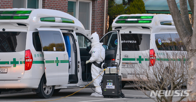 [광주=뉴시스]변재훈 기자 = 신종 코로나바이러스 16·18번째 확진자와 병원에서 접촉한 것으로 추정되는 다른 환자들이 5일 오후 광주 광산구 소촌동 광주소방학교 생활관에 마련된 격리시설로 옮겨졌다. 보건당국이 접촉 추정 환자들을 격리시설로 옮길 때 이용한 구급차량을 소독하고 있다. 2020.02.05.&nbsp; wisdom21@newsis.com 