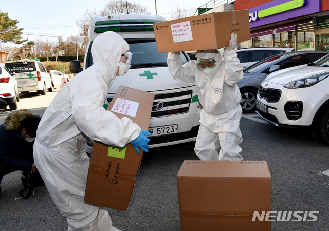 [광주=뉴시스] 신대희 기자 = 질병관리본부 관계자들이 5일 신종 코로나바이러스 감염증에 걸린 16·18번째 확진자 모녀가 입원 치료를 받은 광주21세기병원에 소독·방역 용품을 갖고 들어가고 있다. 2020.02.05. sdhdream@newsis.com