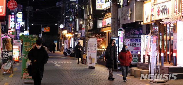 [서울=뉴시스] 전진환 기자 = 지난 5일 한산한 모습을 보인 서울 서대문구 연세대 앞 먹자골목 풍경. 2020.02.05. amin2@newsis.com