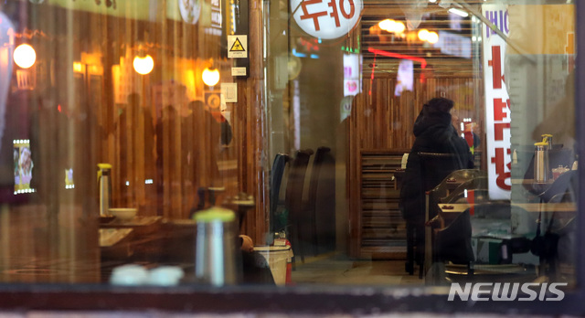 [서울=뉴시스] 전진환 기자 = 교육부가 신종 코로나 바이러스 감염증(우한 폐렴) 확산을 막고자 전국 모든 대학에 4주 이내 개강 연기를 권고한 5일 오후 관광객과 시민들로 붐벼야 할 서울 서대문구 연세대 앞 먹자골목의 한 주점이 한산한 모습을 보이고 있다. 이 지역 한 호프집 관계자는 개강을 앞두고 학생들의 예약으로 차 있어야 하는데 개강 연기로 예약이 취소 되는 등 이전에 비해 절반 넘게 손님이 줄었다고 얘기 했다. 2020.02.05.&nbsp; amin2@newsis.com 