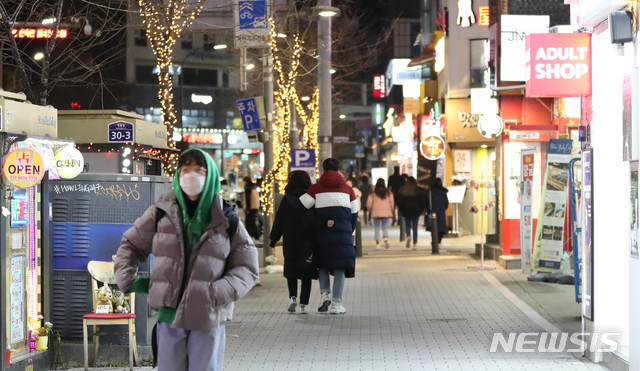 [서울=뉴시스] 전진환 기자 = 교육부가 신종 코로나 바이러스 감염증(우한 폐렴) 확산을 막고자 전국 모든 대학에 4주 이내 개강 연기를 권고한 5일 오후 관광객과 시민들로 붐벼야 할 서울 서대문구 신촌의 거리가 한산한 모습을 보이고 있다. 이 지역 한 호프집 관계자는 개강을 앞두고 학생들의 예약으로 차 있어야 하는데 개강 연기로 예약이 취소 되는 등 이전에 비해 절반 넘게 손님이 줄었다고 얘기 했다. 2020.02.05. amin2@newsis.com