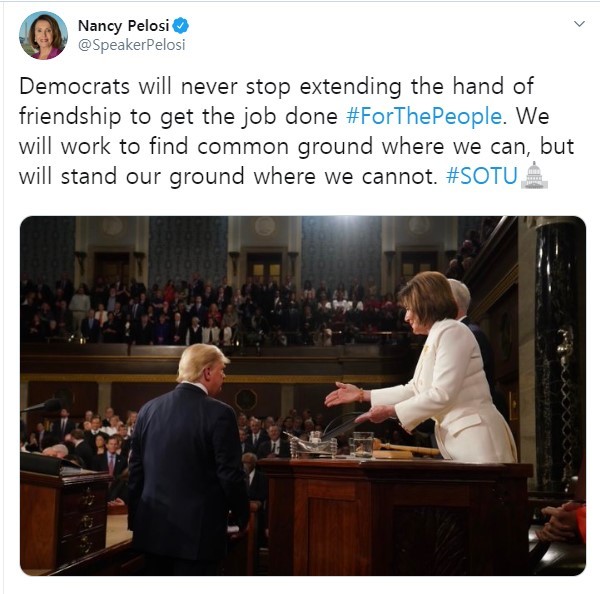 펠로시 "트럼프 진실 왜곡해 연설문 찢어…해방감 느꼈다"