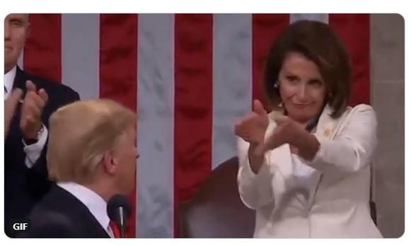 [서울=뉴시스] 낸시 펠로시 미 하원의장(민주당)이 지난해 도널드 트럼프 대통령 국정연설에서 조롱하는 듯한 표정으로 박수를 치고 있다. (사진=낸시 펠로시 의장 트위터 갈무리) 2020.2.6.