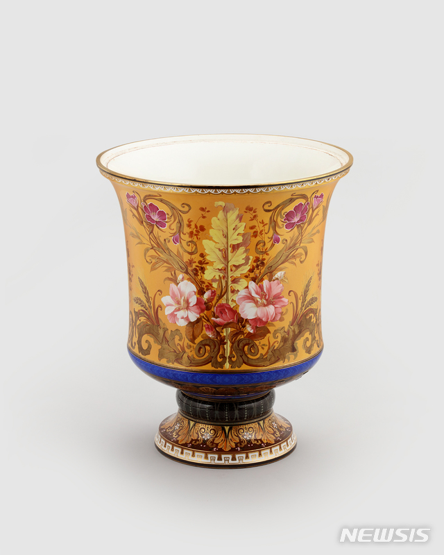 [서울=뉴시스] 1888년 프랑스 대통령이 고종에게 선물한 꽃무늬 화병.(사진=문화재청 제공) 2020.2.6 photo@newsis.com