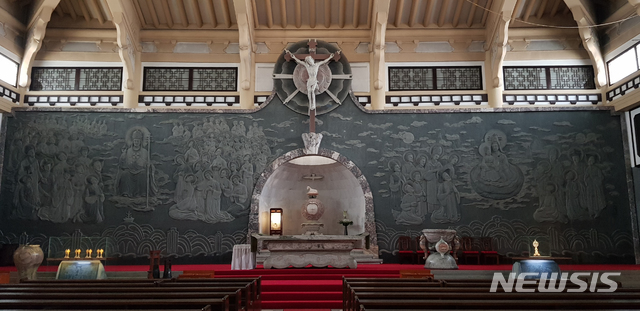 [서울=뉴시스]고 방오석 마르가리타 '새남터 순교성지 성당 제단 벽화' 1985-1987, 부조, 20 × 10m (사진=한국천주교주교회의 제공) 2020.02.06 photo@newsis.com