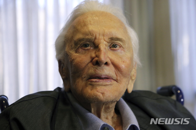 [로스앤젤레스=AP/뉴시스] 미국 할리우드를 대표하는 명배우 커크 더글러스가 5일(현지시간) 103세를 일기로 별세했다. 사진은 2017년 5월4일 로스앤젤레스(LA)에서 촬영한 더글러스의 모습. 2020.02.06.