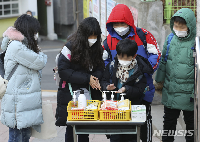 [서울=뉴시스] 최진석 기자 = 학생들이 6일 오전 관악구 서울남부초등학교 교문 앞에서 신종 코로나바이러스 감염증(우한 폐렴)예방을 위해 손 소독을 하고 있다. 2020.02.06.myjs@newsis.com