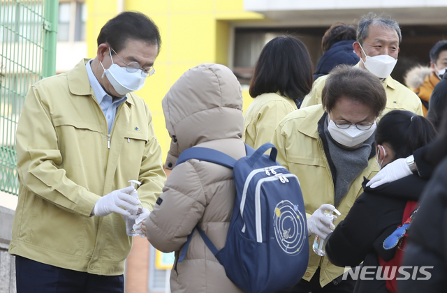 [서울=뉴시스] 최진석 기자 = 박원순 서울시장과 조희연 서울시교육감이 6일 오전 관악구 서울남부초등학교를 찾아 신종 코로나바이러스 감염증(우한 폐렴) 예방 관련 학생들의 등교지도를 하고 있다. 2020.02.06.  myjs@newsis.com