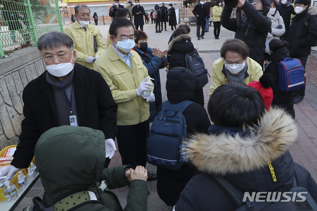 [서울=뉴시스] 최진석 기자 = 박원순 서울시장과 조희연 서울시교육감이 6일 오전 관악구 서울남부초등학교를 찾아 신종 코로나바이러스 감염증(우한 폐렴) 예방 관련 학생들의 등교지도를 하고 있다. 2020.02.06.myjs@newsis.com