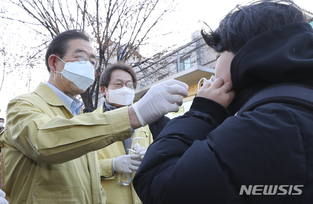 [서울=뉴시스] 최진석 기자 = 박원순 서울시장과 조희연 서울시교육감이 6일 오전 관악구 서울남부초등학교를 찾아 신종 코로나바이러스 감염증(우한 폐렴) 예방 관련 학생들의 등교지도를 하고 있다. 2020.02.06.myjs@newsis.com