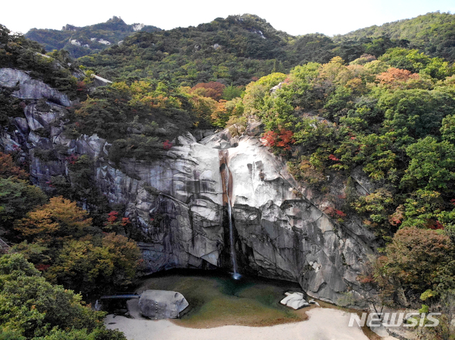 [서울=뉴시스] 고려 4대 광종(光宗)의 무덤인 헌릉(憲陵)에서 동북쪽으로 13km정도 떨어진 곳에 있는 박연폭포의 전경. 폭포 위가 박연(朴淵)이고, 아래가 고모담(姑母潭)이다. 고마담 왼쪽에 있는 것이 용바위다. (사진=평화경제연구소 제공) 2020.02.08.photo@newsis.com