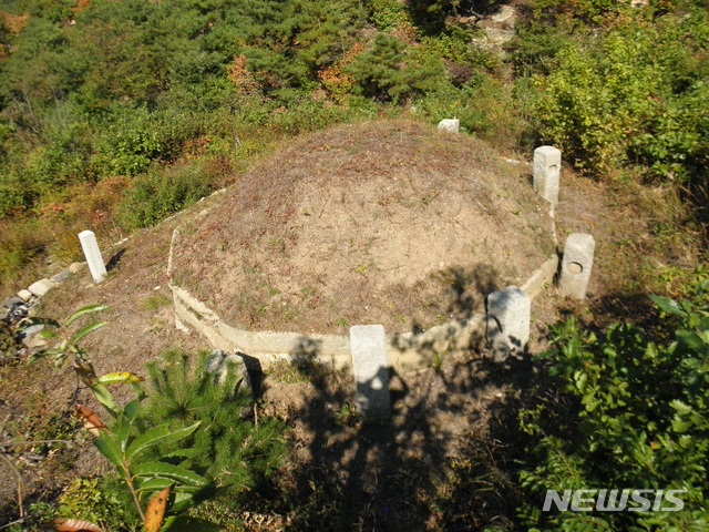 [서울=뉴시스] 위에서 바라 본 고려 4대 광종(光宗)의 무덤인 헌릉(憲陵) 전경. 석물들이 거의 다 사라지고 몇 개의 난간석만 확인된다. (사진=평화경제연구소 제공) 2020.02.08. photo@newsis.com