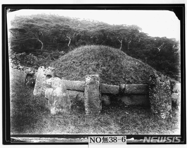 [서울=뉴시스] 1910년대에 촬영된 고려 4대 광종(光宗)의 헌릉(憲陵)과 2017년에 촬영된 헌릉의 정면 모습. 봉분의 병풍석과 석축의 달라진 모습이 확인된다.(사진=국립중앙박물관, 평화경제연구소 제공) 2020.02.08. photo@newsis.com