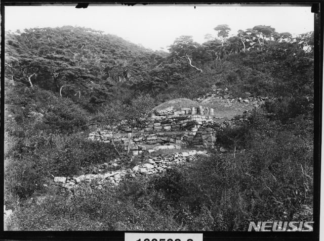 [서울=뉴시스] 1910년대에 촬영된 고려 4대 광종(光宗)의 헌릉(憲陵) 전경. (사진=국립중앙박물관 제공) 2020.02.08. photo@newsis.com