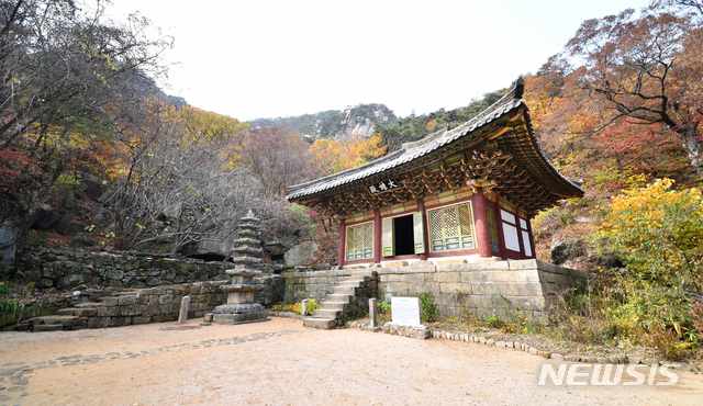 [서울=뉴시스] 고려 4대 광종(光宗) 때 창건 된 관음사의 대웅전(오른쪽)과 7층석탑. 대웅전은 국보유적 12호로, 7층석탑은 보존유적 540호로 지정돼 있다. 7층석탑 뒤로 보이는 것이 관음굴이다. (사진=미디어한국학 제공) 2020.02.08. photo@newsis.com