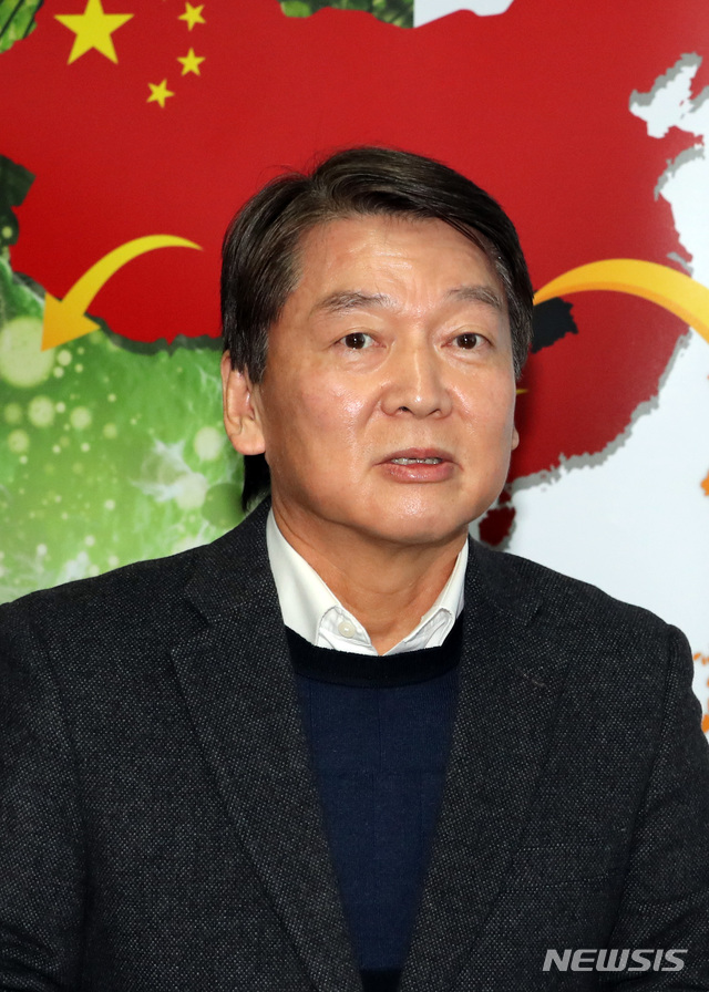 [서울=뉴시스] 전진환 기자 = ‘안철수 신당’ 창당을 공식화한 안철수 전 국민의당 대표가 6일 오전 서울 용산구 대한의사협회 신종 코로나 바이러스 감염증 대책본부에서 최대집 의협회장 등 신종 코로나에 대처하는 전문가들과 간담회를 하고 있다. 2020.02.06.&nbsp; amin2@newsis.com 