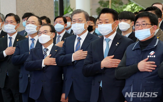 [부산=뉴시스]배훈식 기자 = 문재인 대통령이 6일 오전 부산시청에서 열린 '부산형 일자리 상생협약식'에 신종 코로나바이러스 감염증(우한 폐렴) 확산 방지를 위한 마스크를 쓰고 참석, 국민의례를 하고 있다. 2020.02.06. dahora83@newsis.com