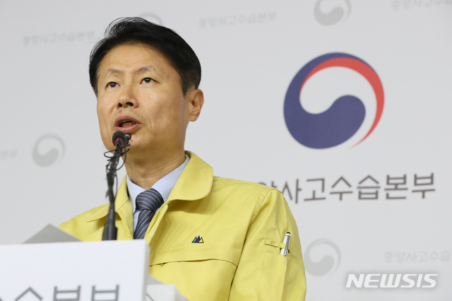 [세종=뉴시스]강종민 기자 = 김강립 중앙사고수습본부 부본부장이 6일 오전 정부세종청사에서 신종 코로나바이러스 감염증(우한 폐렴) 대응 현황과 정세균 국무총리 참석 중수본 일일 상황점검회의 결과 등을 브리핑 하고 있다. 2020.02.06.&nbsp; ppkjm@newsis.com