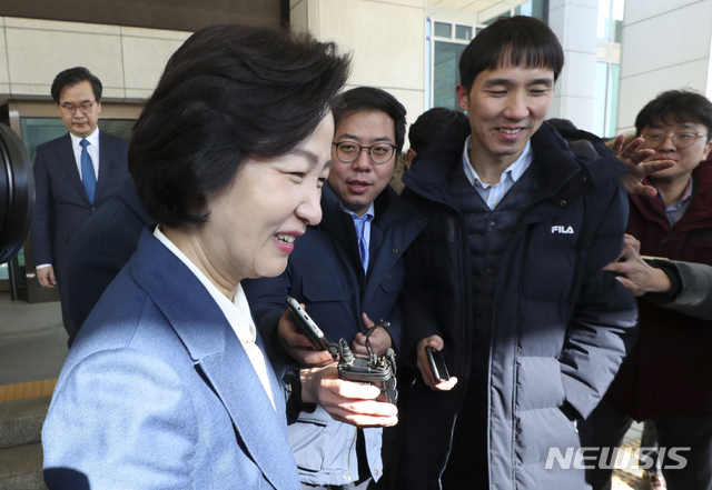 [서울=뉴시스] 최진석 기자 = 추미애 법무부 장관이 6일 오전 서울 서초구 대검찰청 방문을 마친 뒤 취재진의 질문을 듣고 있다. 2020.02.06.myjs@newsis.com