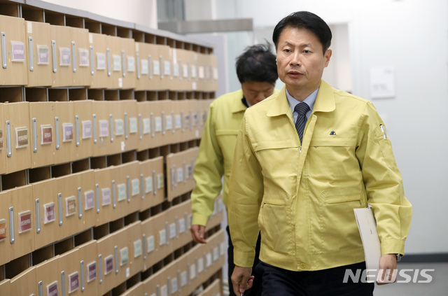 [세종=뉴시스]강종민 기자 = 김강립 중앙사고수습본부 부본부장이 6일 오전 정부세종청사에서 신종 코로나바이러스 감염증(우한 폐렴) 대응 현황 브리핑실로 향하고 있다. 2020.02.06.&nbsp; ppkjm@newsis.com
